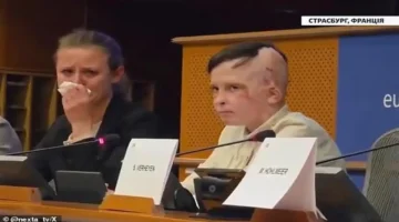 الطفل الأوكراني الذي فقد عائلته يحرك مشاعر البرلمان الأوروبي ويجبر الحضور على البكاء 1